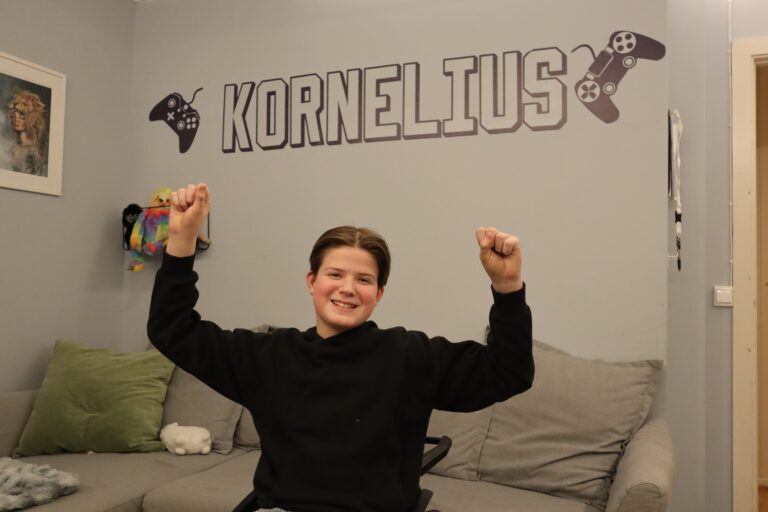 Kornelius Smeby-Ryen lever med ryggmargsbrokk og hydrocephalus, men i «Team Pølsa» er det ikke diagnosene som står i sentrum - det er innsatsen, motet og lagånden.