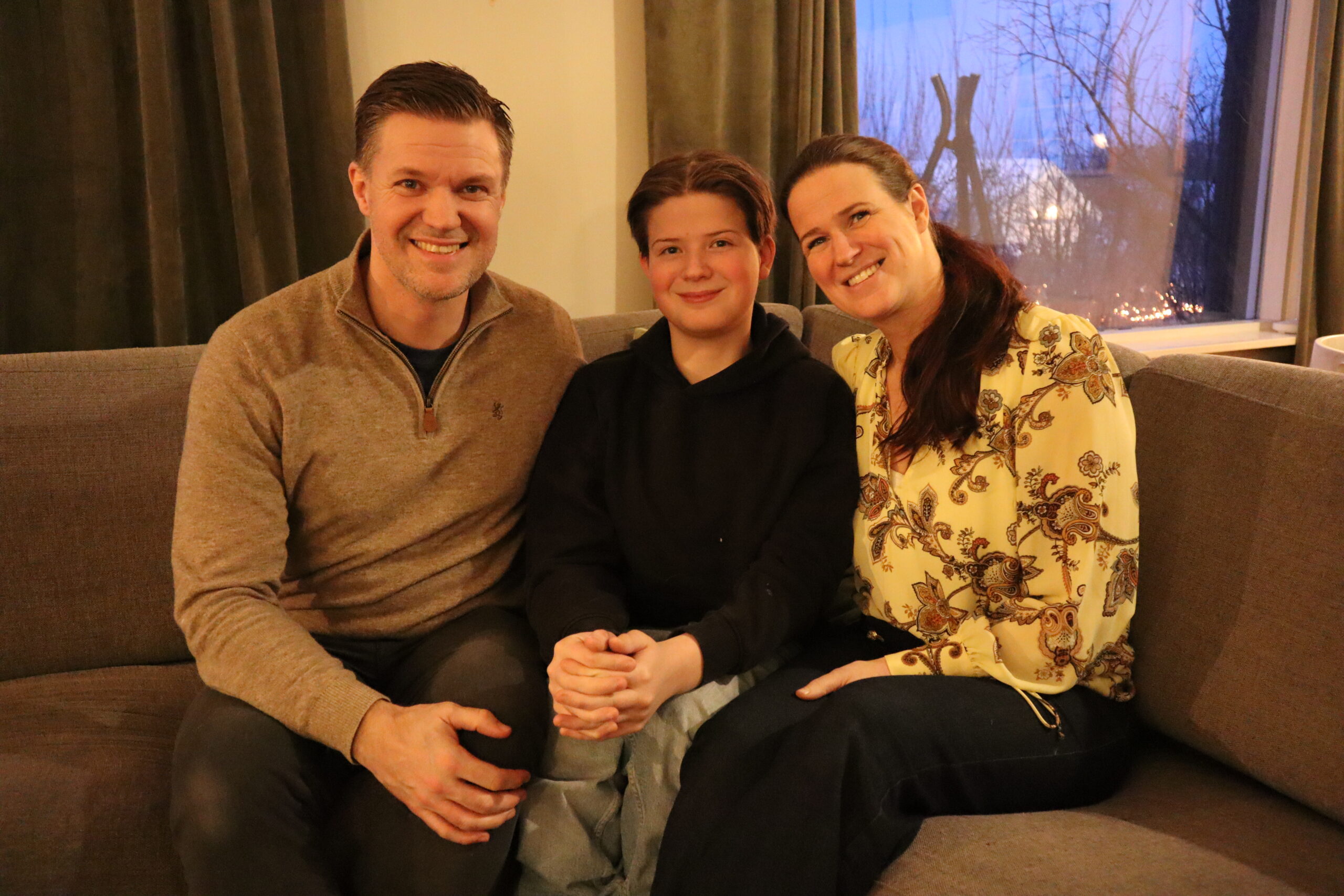 Kornelius sammen med pappa Kai Olav og mamma Kristine.
