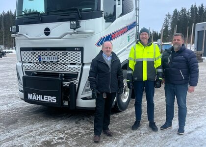 Torsdag hentet Nortransport og fylkeskommunen en elektrisk lastebil hos Volmax i Ringsaker. Selger Kjetil Røisli (f.h) hos Wolmax, byggeleder Brede Sillerud i fylkeskommunen og avdelingsleder Stig Bromseth var med på hentingen av lastebilen.