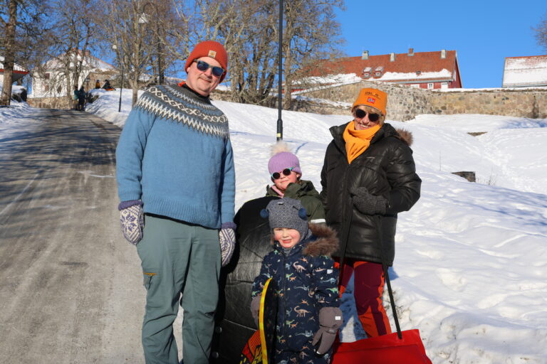 Johan Haglin Olsson, Werner Olsson, Ebba Rudberg Olsson og Anita Seterlien Olsson benytte lørdagen og det fine været til en tur på festningen. Alle hadde planer om å teste ut akebakkene.