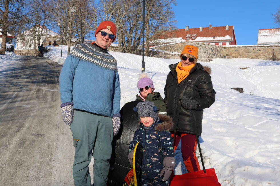 Johan Haglin Olsson, Werner Olsson, Ebba Rudberg Olsson og Anita Seterlien Olsson benytte lørdagen og det fine været til en tur på festningen. Alle hadde planer om å teste ut akebakkene.