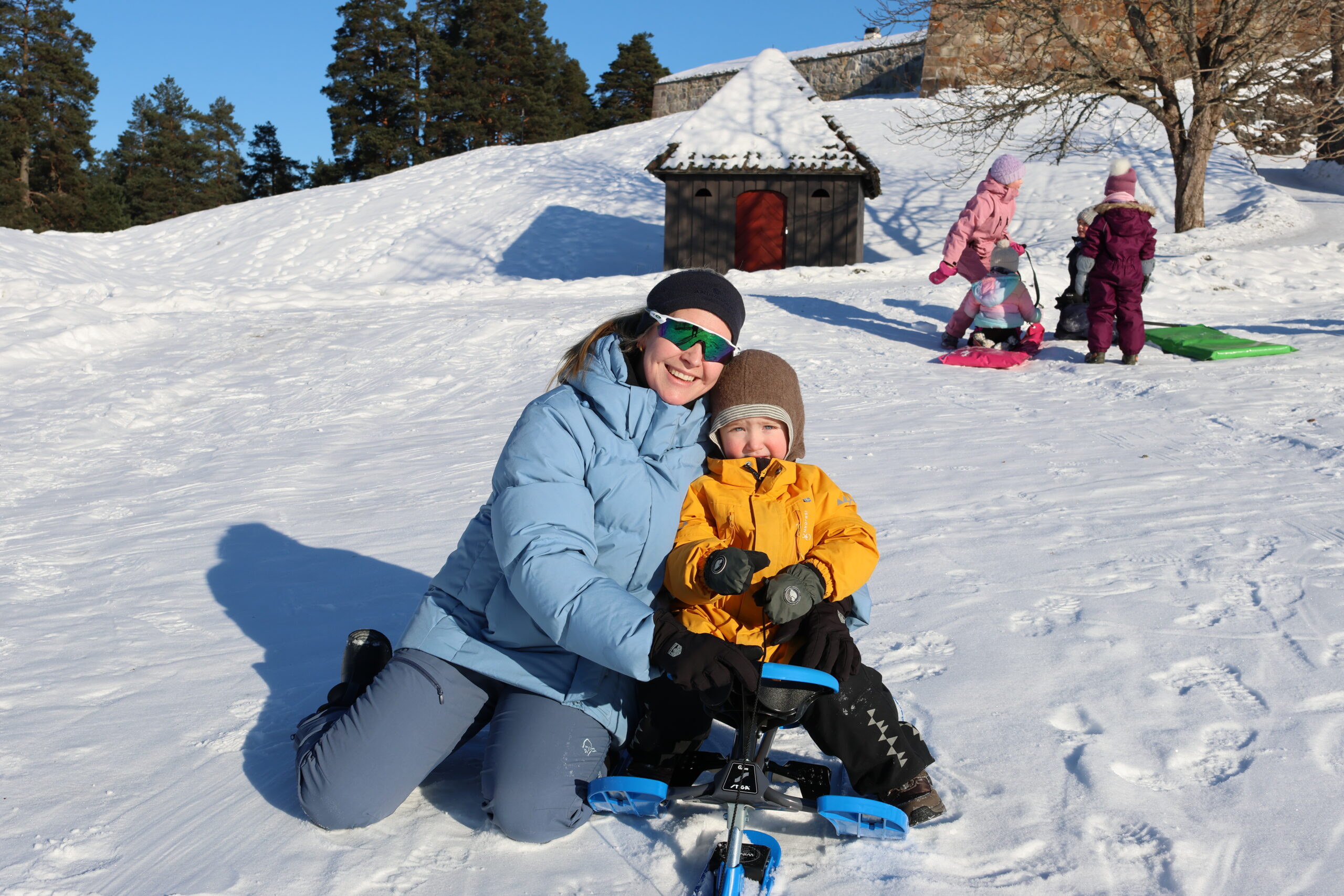 Marthe Sunde Kirkemo og Alfred Sunde Kirkemo (2 år) hadde det morsomt i akebakken.