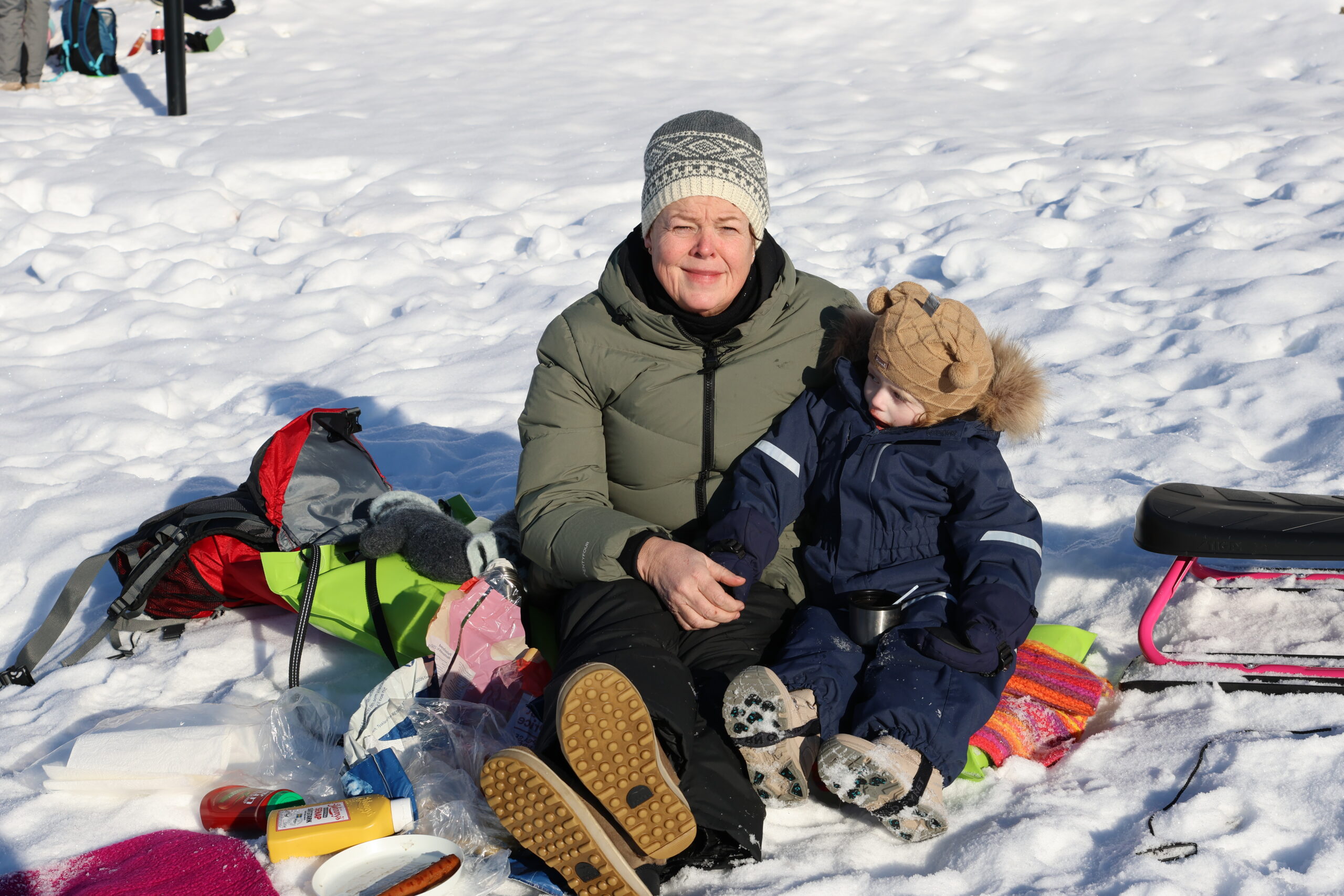 Mormor Karianne Lerdalen hadde med seg barnebarnet Maia Hagen på festningen. De hadde rigget seg til med grillpølser i vintersola.
