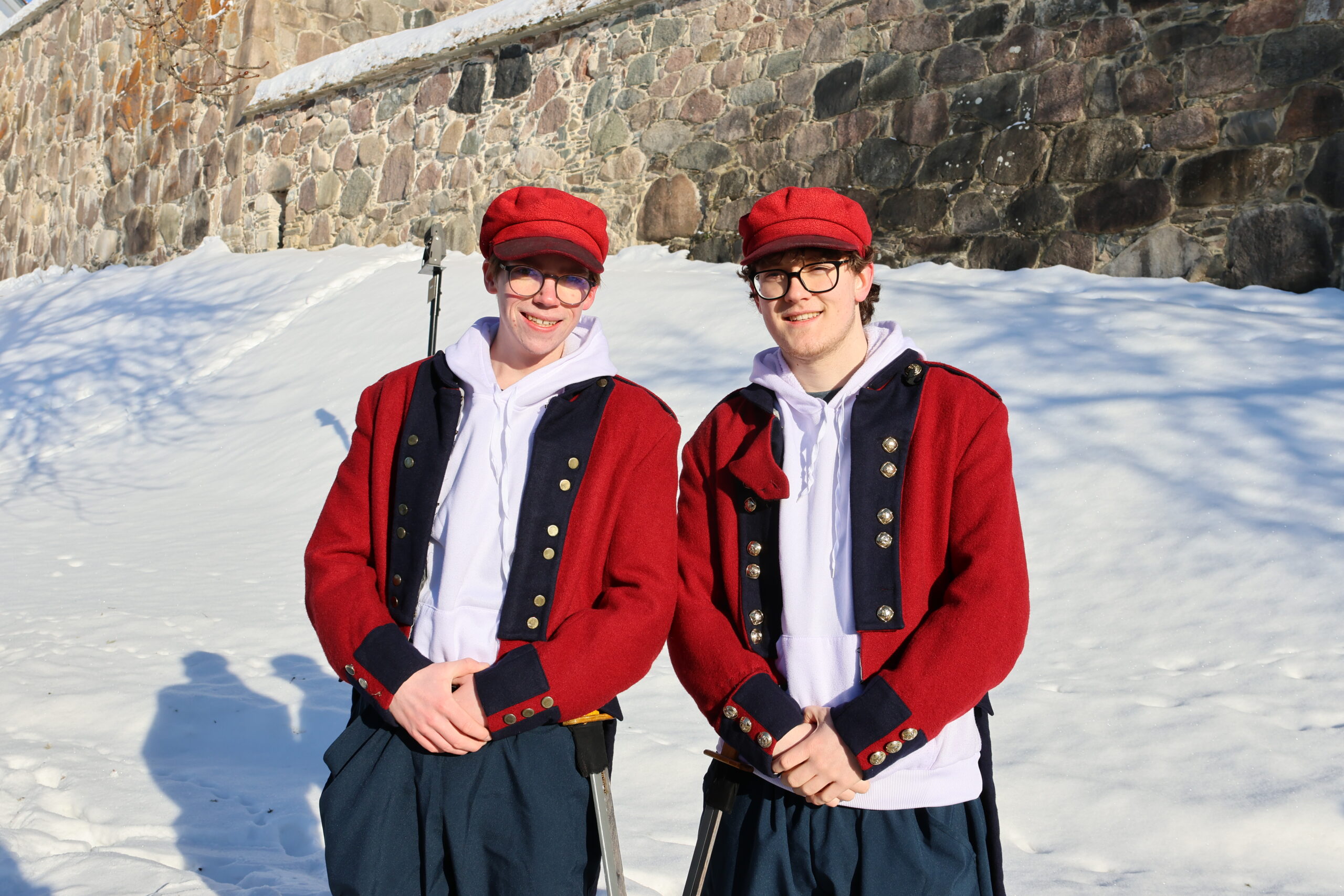 Kim Aurdahl Johnsen og Samuel Weiberg-Aurdahl hadde ansvaret for å dele ut spørsmål og samle inn svar på Quiz-løypa som var anlagt i området rundt festningen.