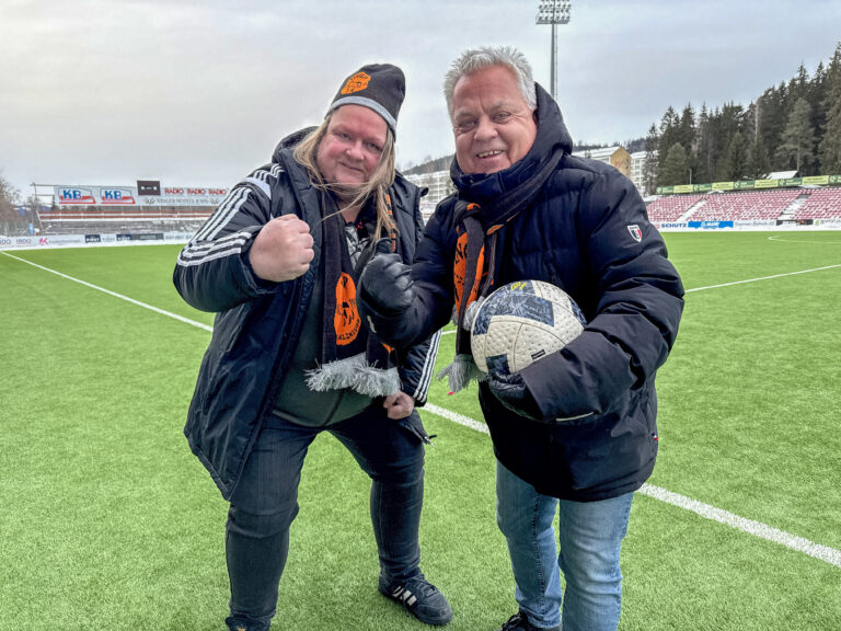 Stian Fossum (t.v.) samler supporterne, mens Mads Furulund leder laget. Torsdag står de sammen før Vinger FKs første cupkvalifisering.