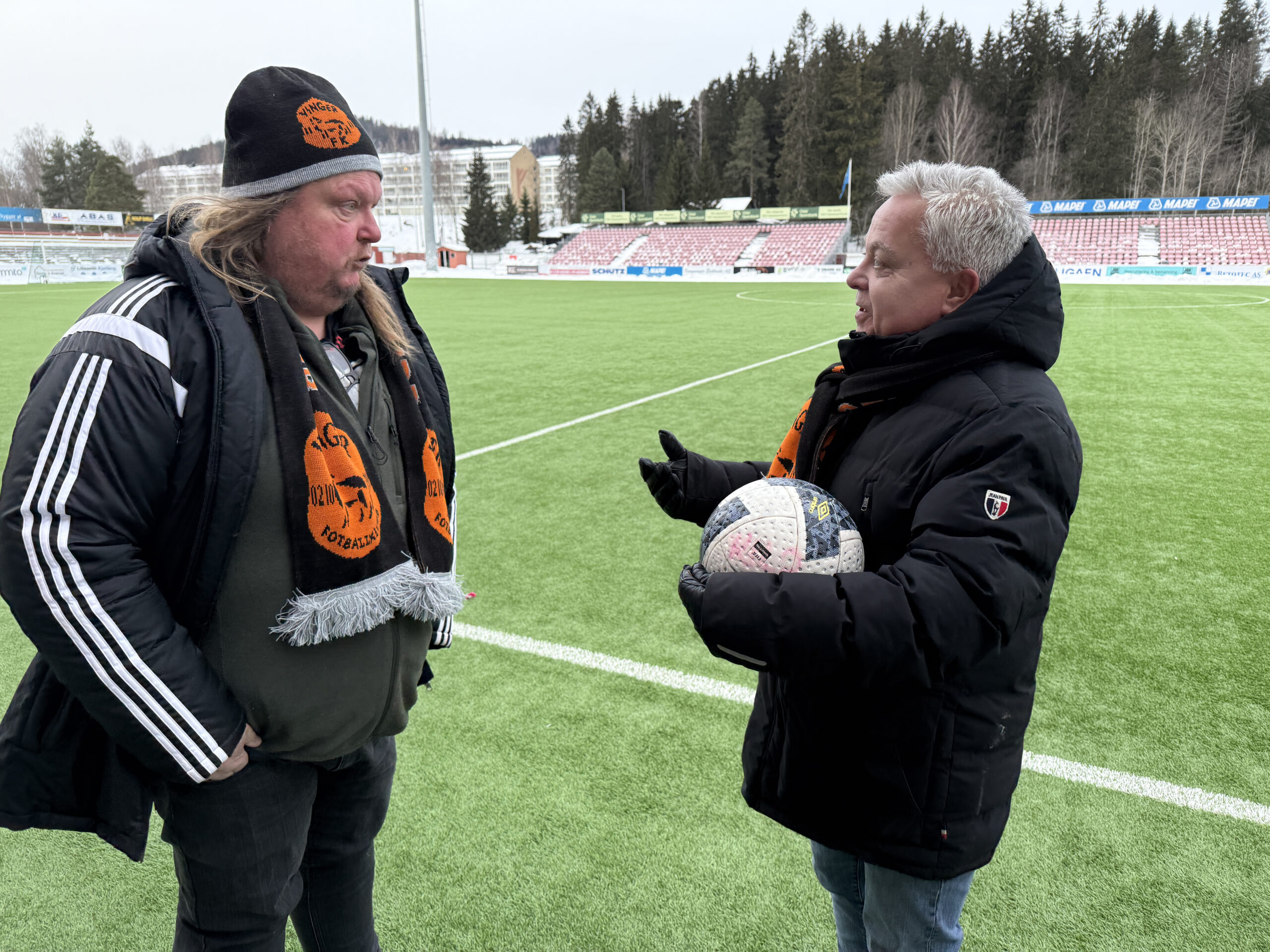 Stian Fossum (t.v.) og Mads Furulund diskuterer taktikk før den historiske kvelden på Gjemselund.