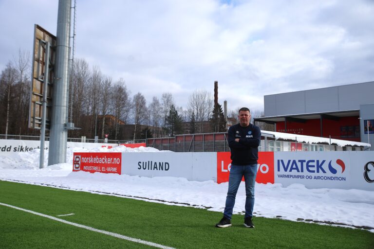 Her blir det en 40 kvadratmeter med storskjerm fra sesongstart på Gjemselund. Markedssjef Rune Lundgren håper det blir en oppgradering av arrangementene denne sesongen.