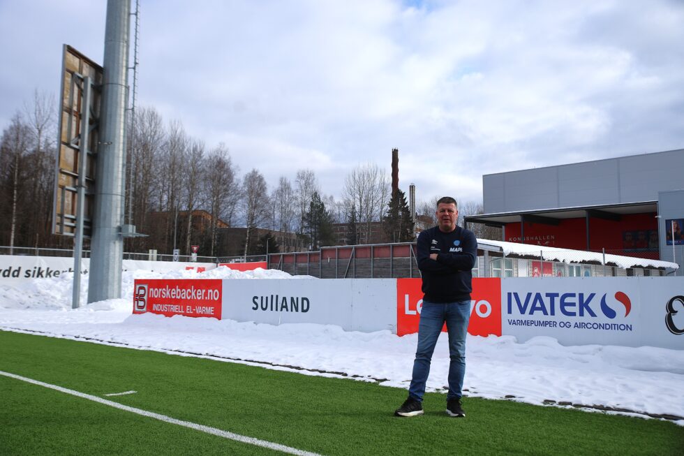 Her blir det en 40 kvadratmeter med storskjerm fra sesongstart på Gjemselund. Markedssjef Rune Lundgren håper det blir en oppgradering av arrangementene denne sesongen.
