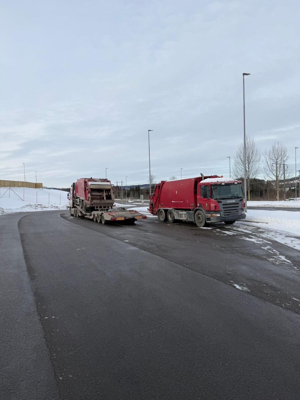 Transporten av disse renovasjonsbilene medførte at transportøren fikk 45.900 kroner i gebyr for overlast.