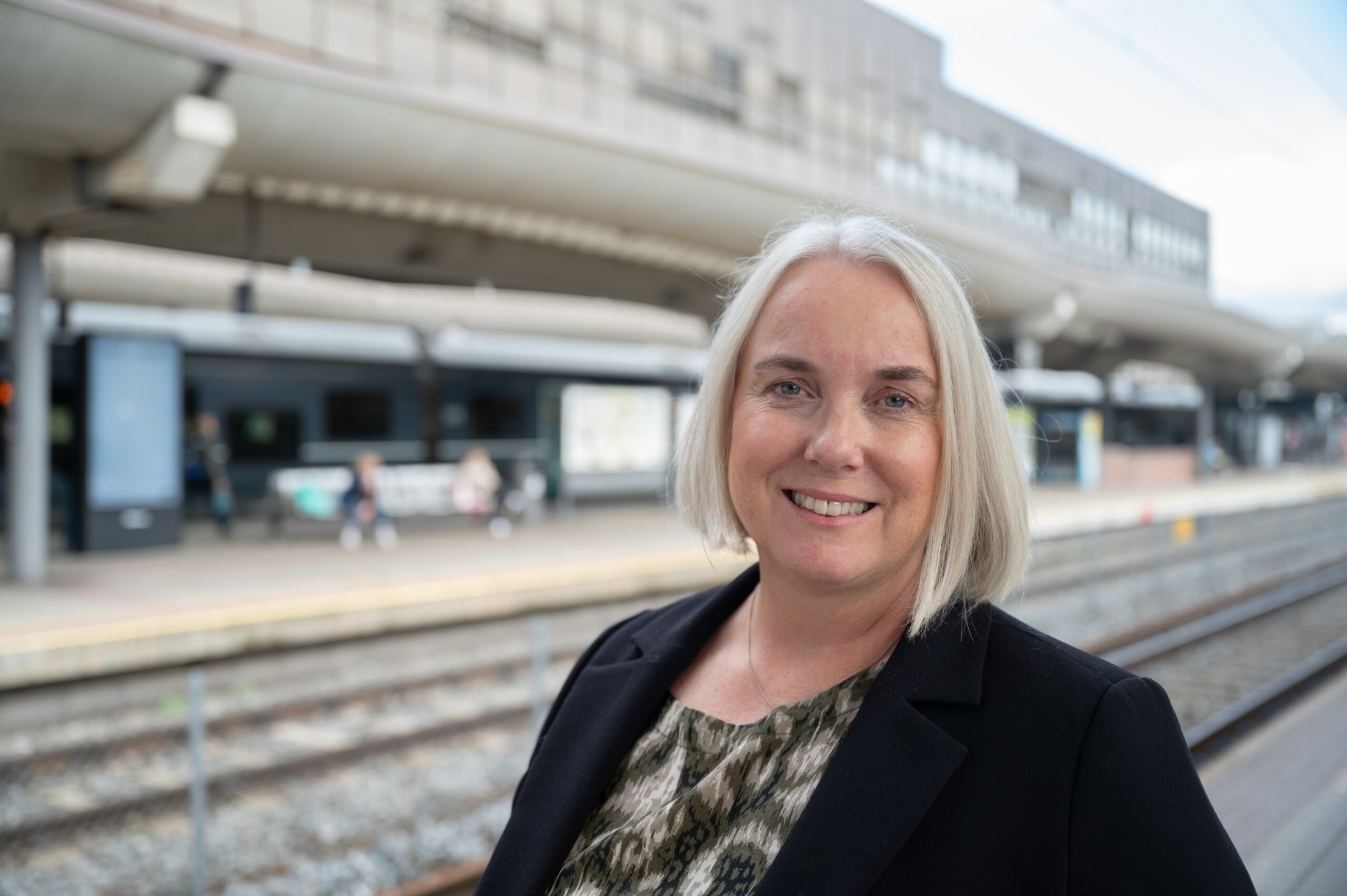 Fungerende jernbanedirektør Marit Rønning sier sammenslåingen av flytog- og regiontogtilbudet skal gi bedre kapasitetsutnyttelse og mindre trengsel på togene.