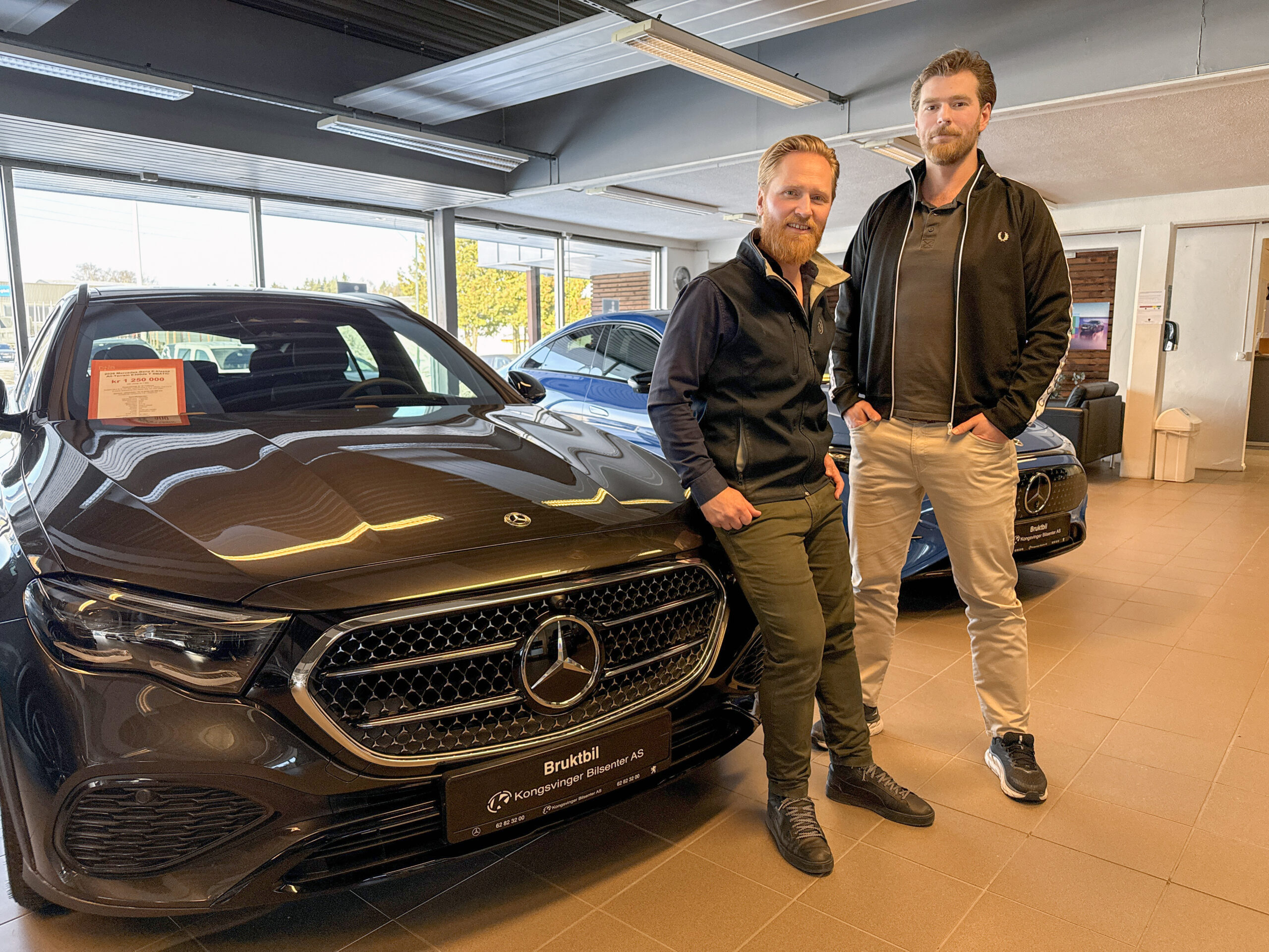 Sean-Michel «Micha» Sunnqvist (t.h.) har startet som bilselger hos Kongsvinger Bilsenter, her sammen med daglig leder Lars Erik Fremming, som har stor tro på nyansettelsen.