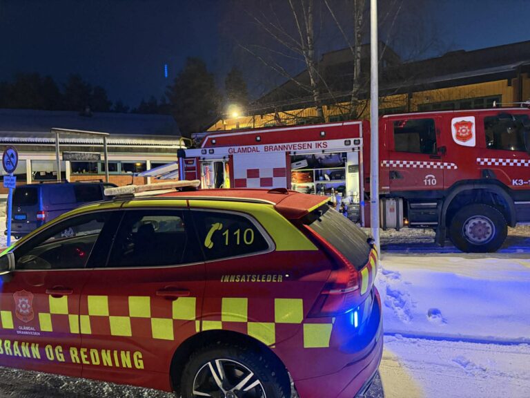 Brannvesenet fikk melding om brann på Vennersberg skole lørdag ettermiddag. Da de ankom stedet var det åpne flammer og mye røyk. Skolen har ikke åpent SFO i vinterferien som resultat av brannen.