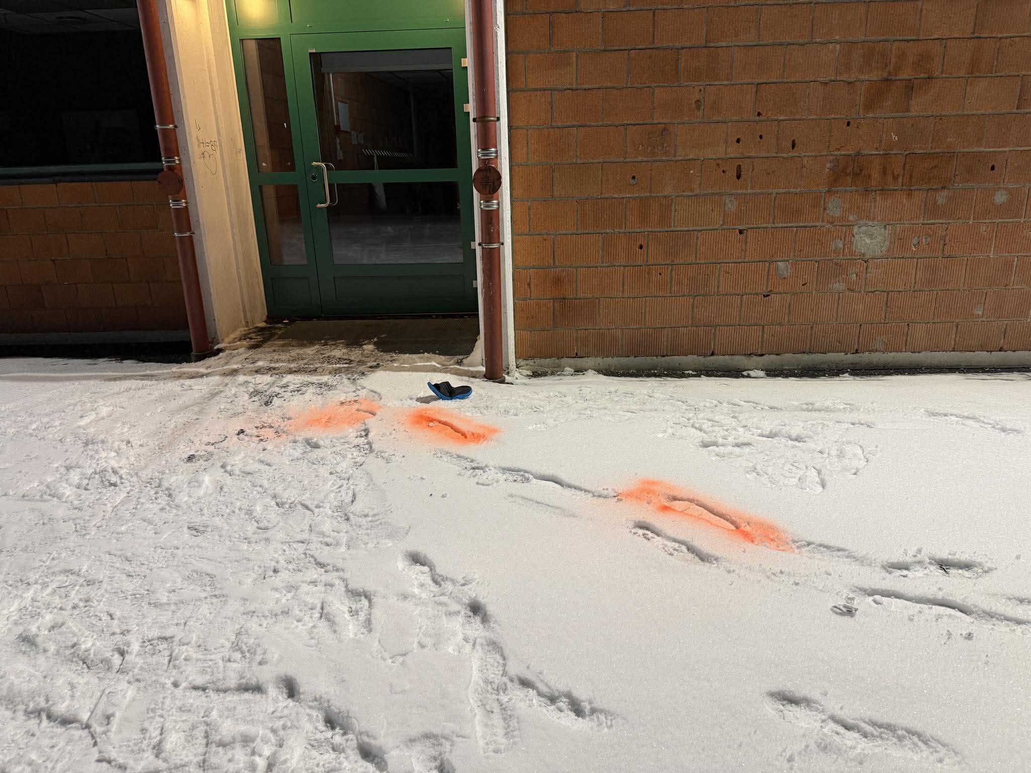 Politiet har sikret seg spor etter at to unge gutter er sett løpende fra stedet.