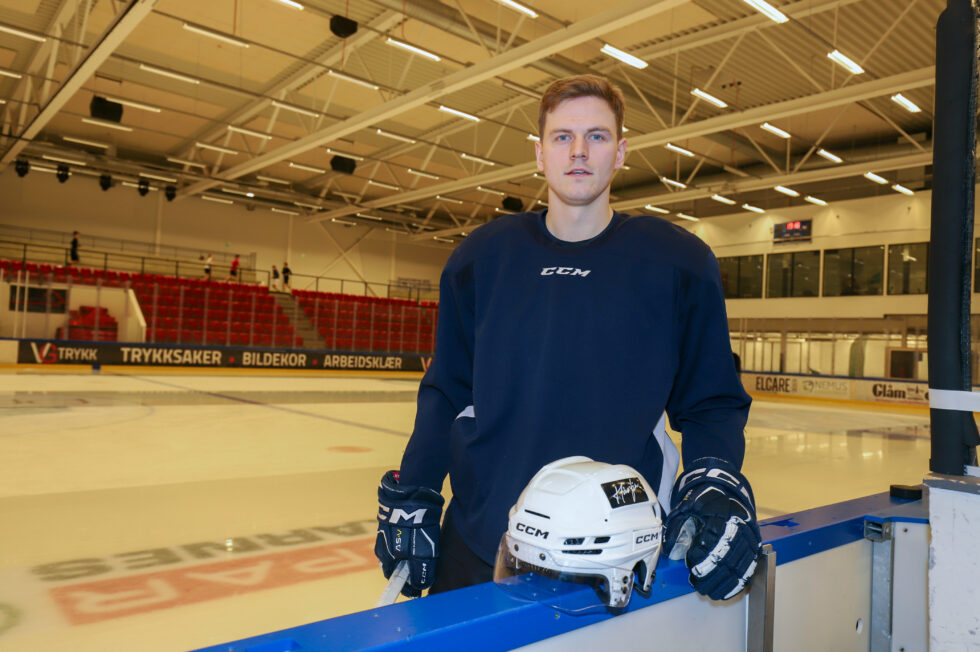 NTG-trener Andreas Ringlund Hansen er tilbake på isen for Kongsvinger. 27-åringen fikk en solid debut i kronekampen mot gamleklubben Ski