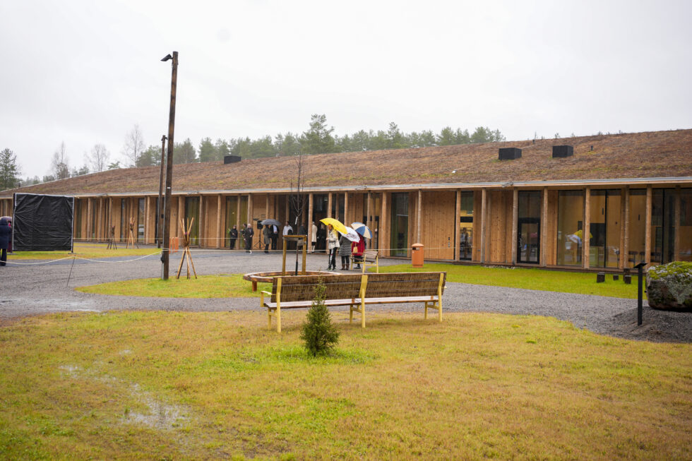 Med sitt store, beskyttende tak og åpne glassfasader fremstår museet som et moderne signalbygg på Finnskogen – solid forankret i skogfinsk byggeskikk og tradisjon.