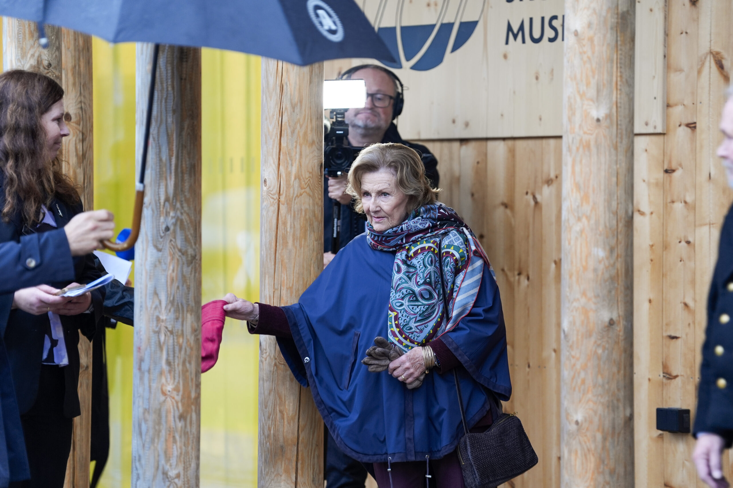 H.M. Dronning Sonja sto for den offisielle åpningen 24. oktober 2025 og markerte med det en historisk anerkjennelse av skogfinsk kultur og historie.