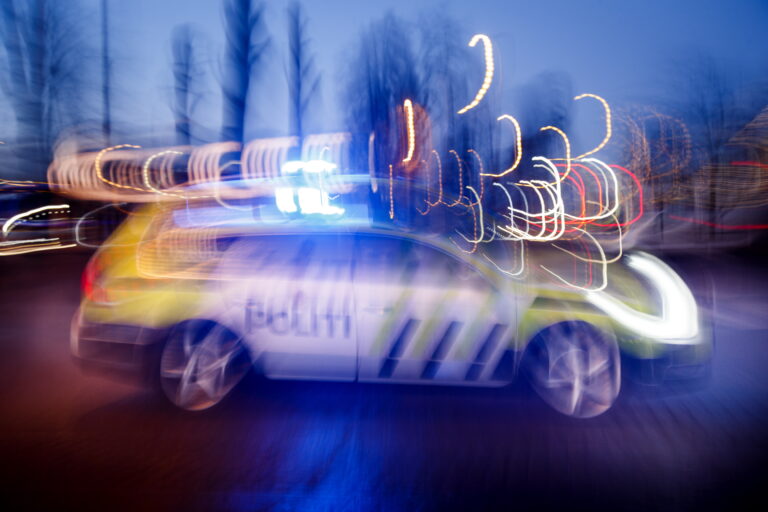 Politiets blålys utløste det som endte i en dramatisk biljakt gjennom Kongsvinger, der en mann i 30-årene ifølge dommen kjørte over gressplener, gjennom en bom og videre på gang- og sykkelveier før han stanset ved Vinmonopolet.