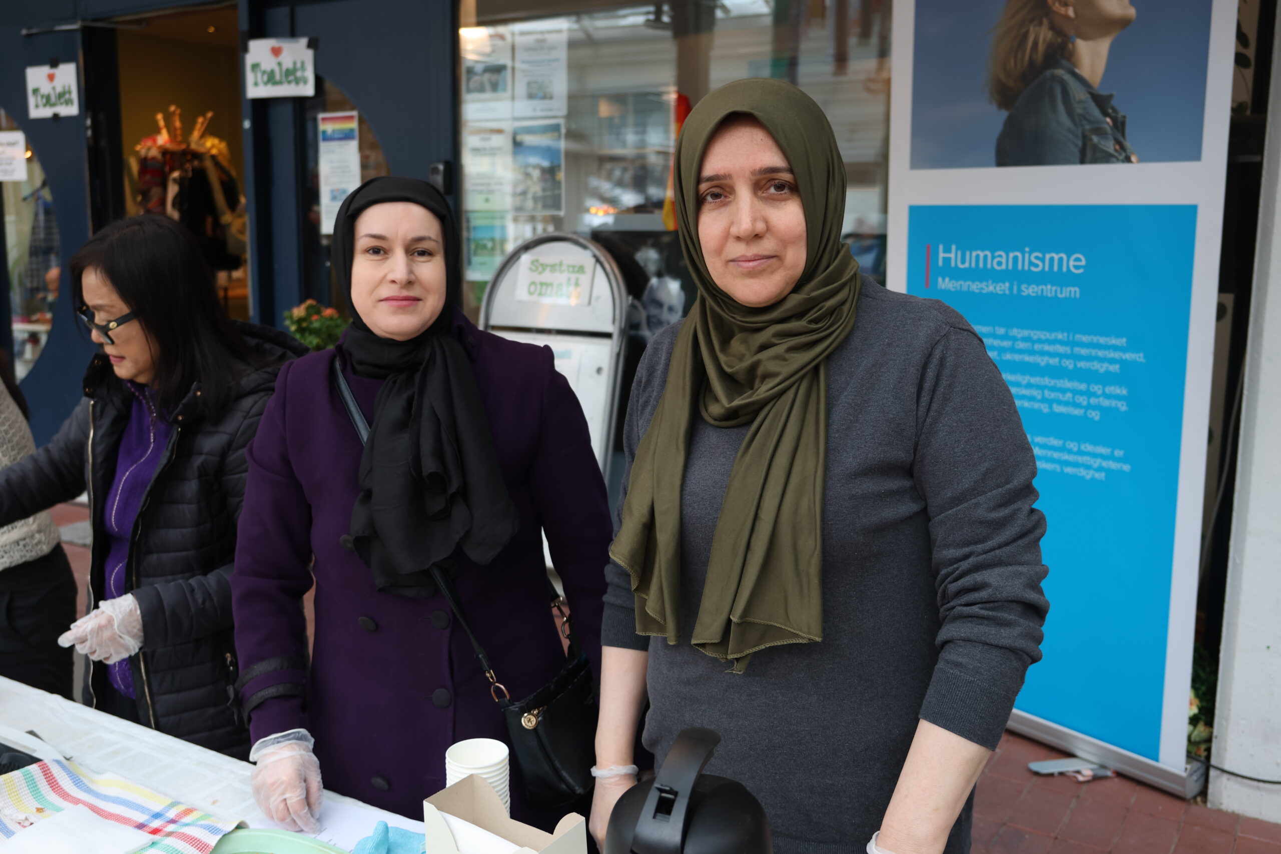 Gulbahar og Gozola er noen av de frivillige som er med på å lage litt liv i Gåagat. På lørdag stekte og serverte de gratis vafler og kaffe til alle som ønsket det. Og vaflene de forsvant like fort som de kom ut av vaffeljernet.