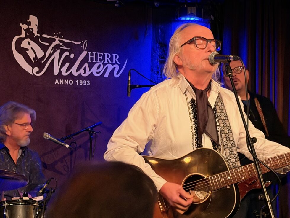 Levi Henriksen & Babylon Badlands er energiske under den intime releasekonserten for Sverige på Herr Nilsen lørdag kveld.