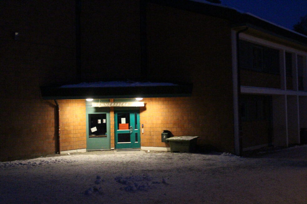 Brannen på Vennersberg skole har skapt usikkerhet rundt når elevene kan vende tilbake – og satt fart i debatten om sikkerhetstiltak.
