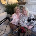 Tidligere Ap-politiker Iren Carlstrøm (t.v.) retter skarp kritikk mot Kongsvinger kommunes pengebruk. Her sammen med Elaine Holmen i podkasten «Kongskvinner», der temaet tas opp.