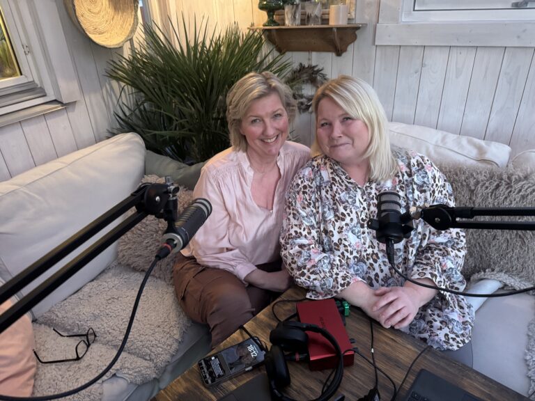 Tidligere Ap-politiker Iren Carlstrøm (t.v.) retter skarp kritikk mot Kongsvinger kommunes pengebruk. Her sammen med Elaine Holmen i podkasten «Kongskvinner», der temaet tas opp.