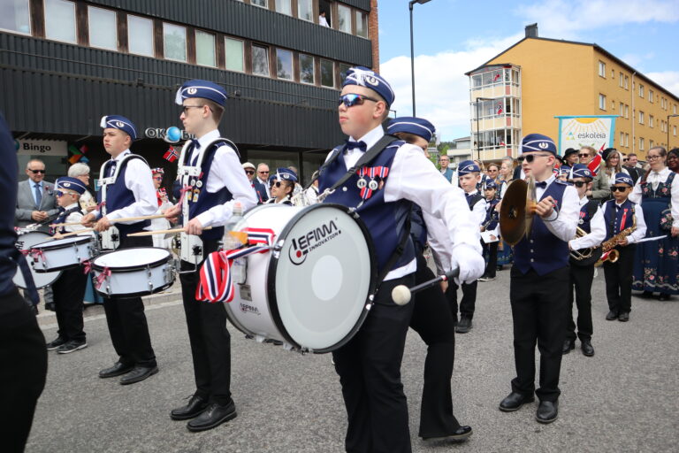 Kongsvinger skolekorps får låne instrumenter av Drum ladies og Kongsvinger veterankorps til å gjennomføre sin Vårkonsert. Om alle i korpset har uniform på 17. mai er fortsatt usikkert etter brannen på Vennersberg skole.