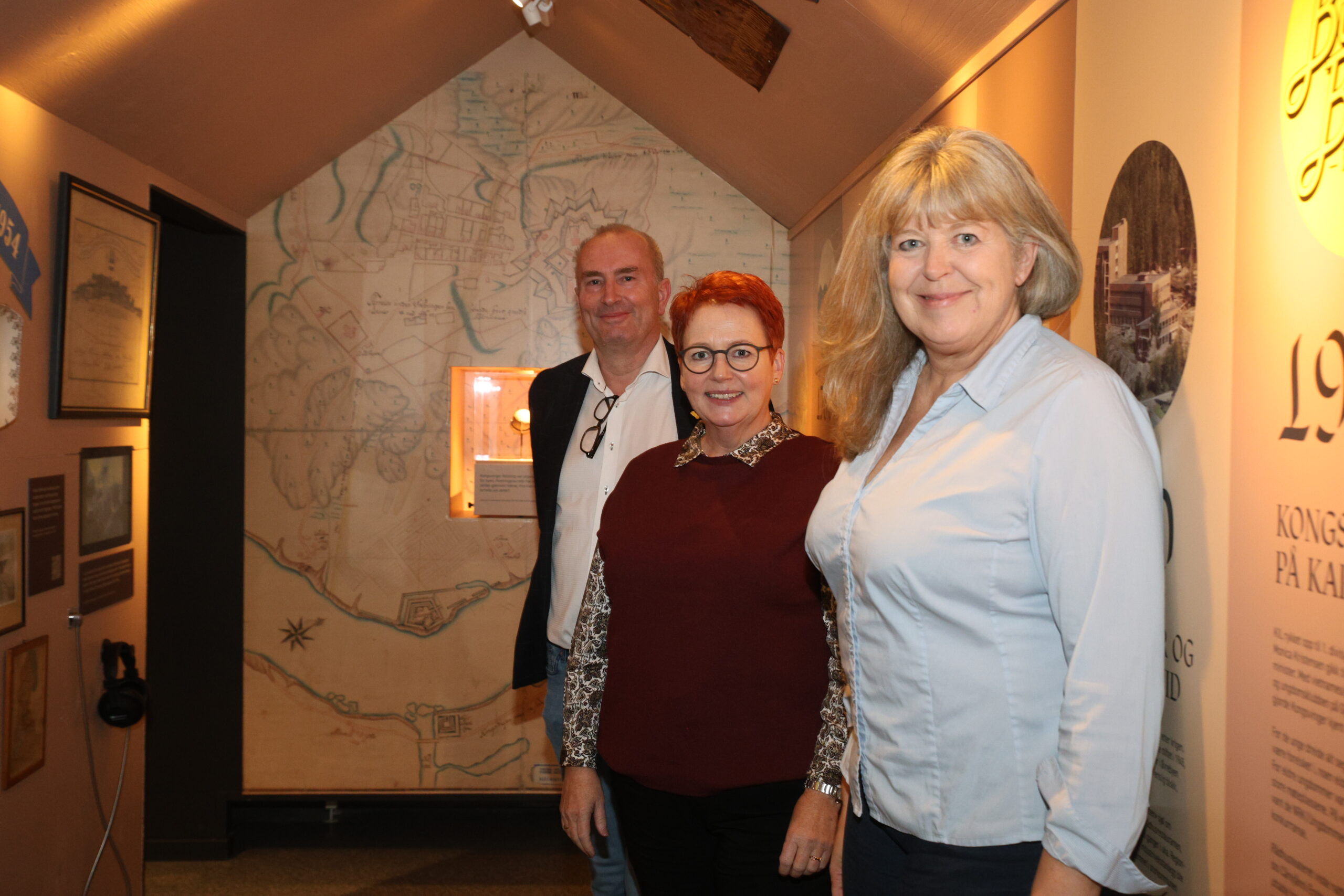 Mona Pedersen (t.h.) velger å fratre sin stilling som museumsdirektør på grunn av helsemessige årsaker. Administrerende direktør i Anno Muesum Sven Inge Sunde (t.v.) er fornøyd med innsatsen til Pedersen og med hvem som skal erstatte henne.