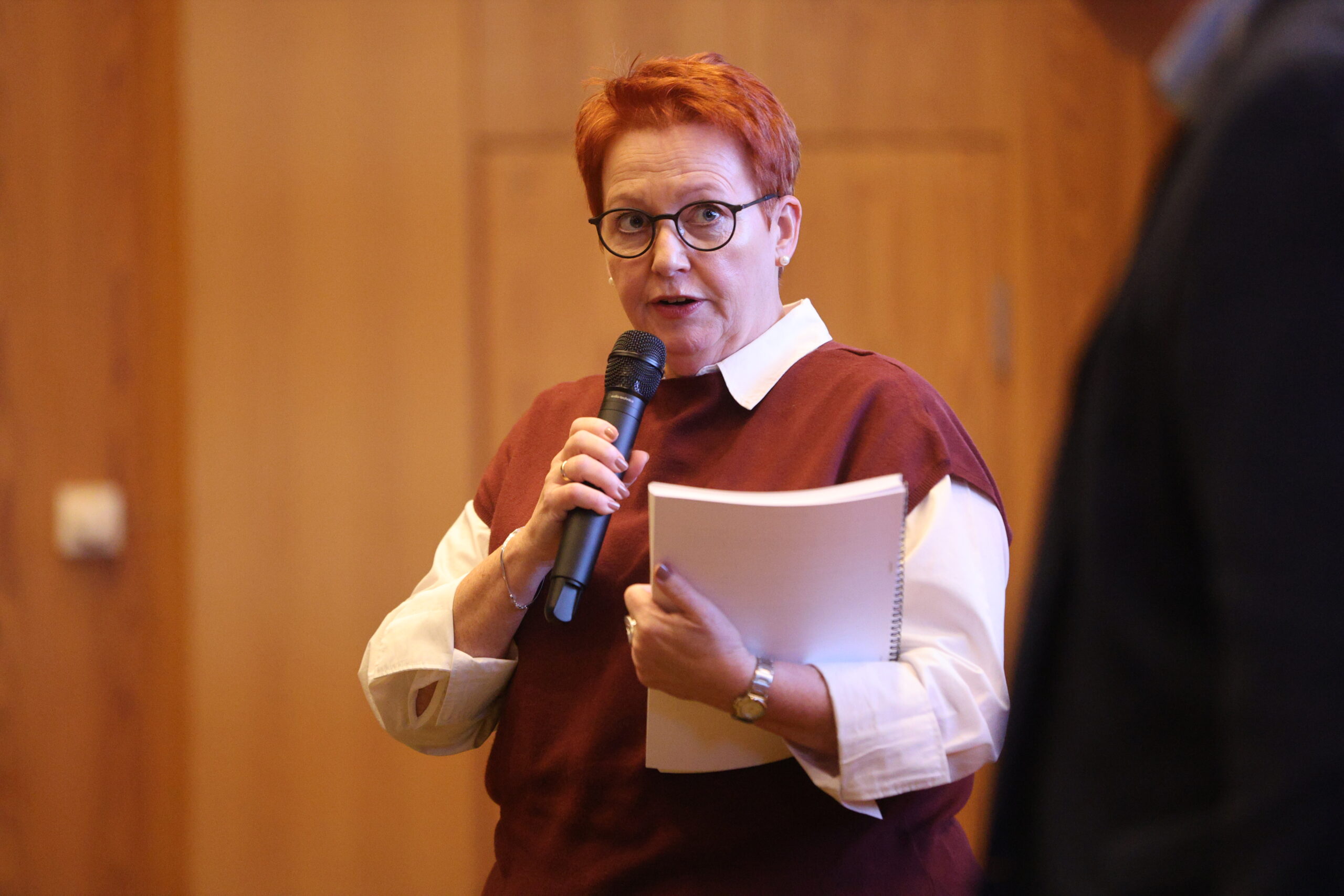 Ordfører Elin Såheim Bjørkli sier kommunen delvis deler kritikken, og vil jobbe for bedre effekt av tiltakene framover.