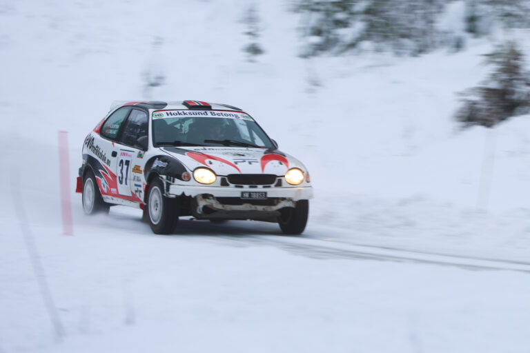 Steve Røkland og kartleser Roger Eilertsen endte på andre plass i sin klasse i Numedalsrally.