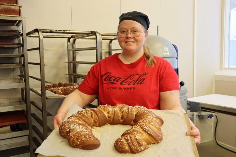 Eilen Oksnes Skreden viser fram en rykende fersk kringle hun nettopp har bakt hos Ny Vekst, Promenaden.