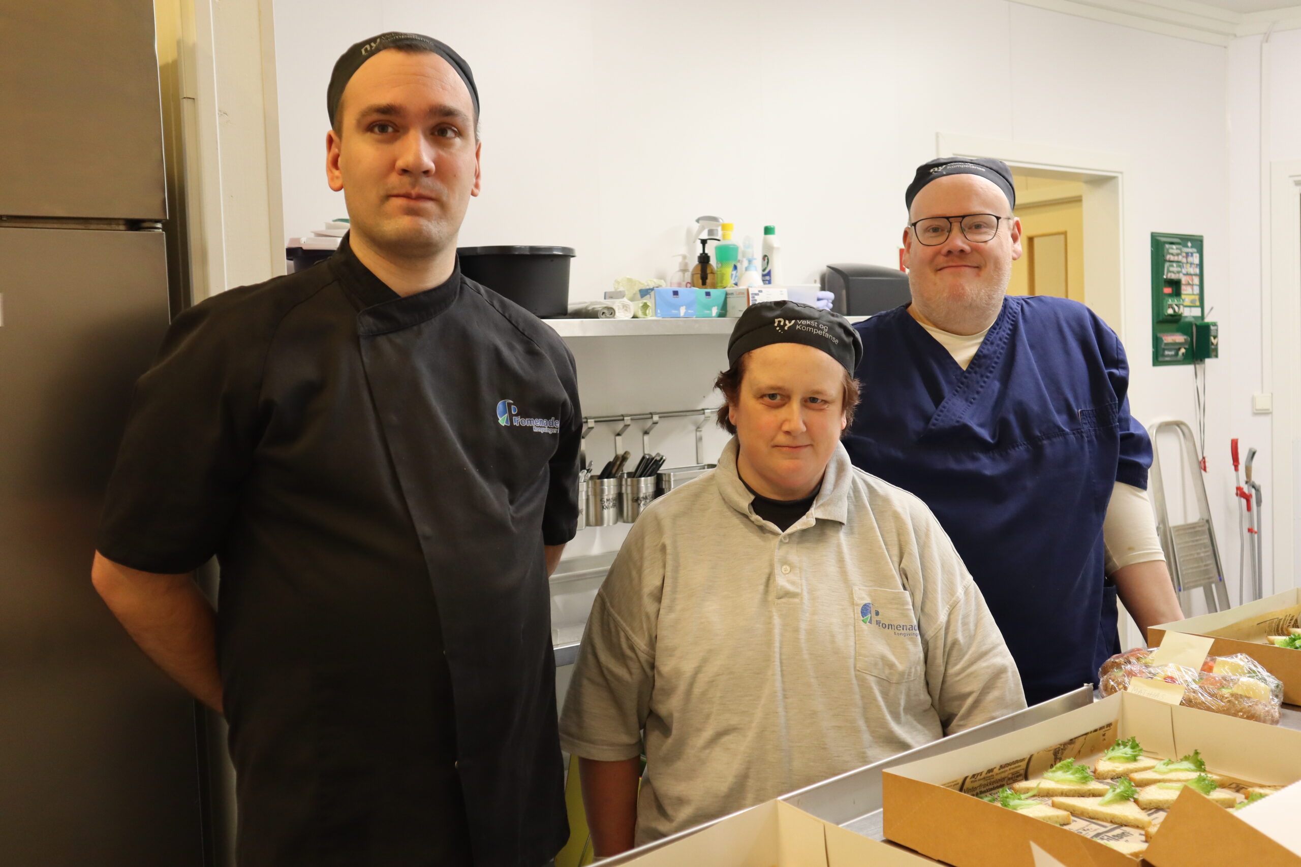 Trym-André Knapstad, Marianne Støen og Per Christian Berg Smedstad stortrives med å lage mat, og setter minst like stor pris på det sosiale.