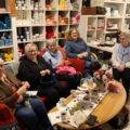 Rundt et av bordene i Garnstua sitter Mona Godtlund (.f.v.), Elisabeth Sæta, Kristin Olsen, Lisbeth Sem og Trude Ramstad.