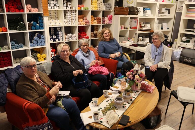 Rundt et av bordene i Garnstua sitter Mona Godtlund (.f.v.), Elisabeth Sæta, Kristin Olsen, Lisbeth Sem og Trude Ramstad.