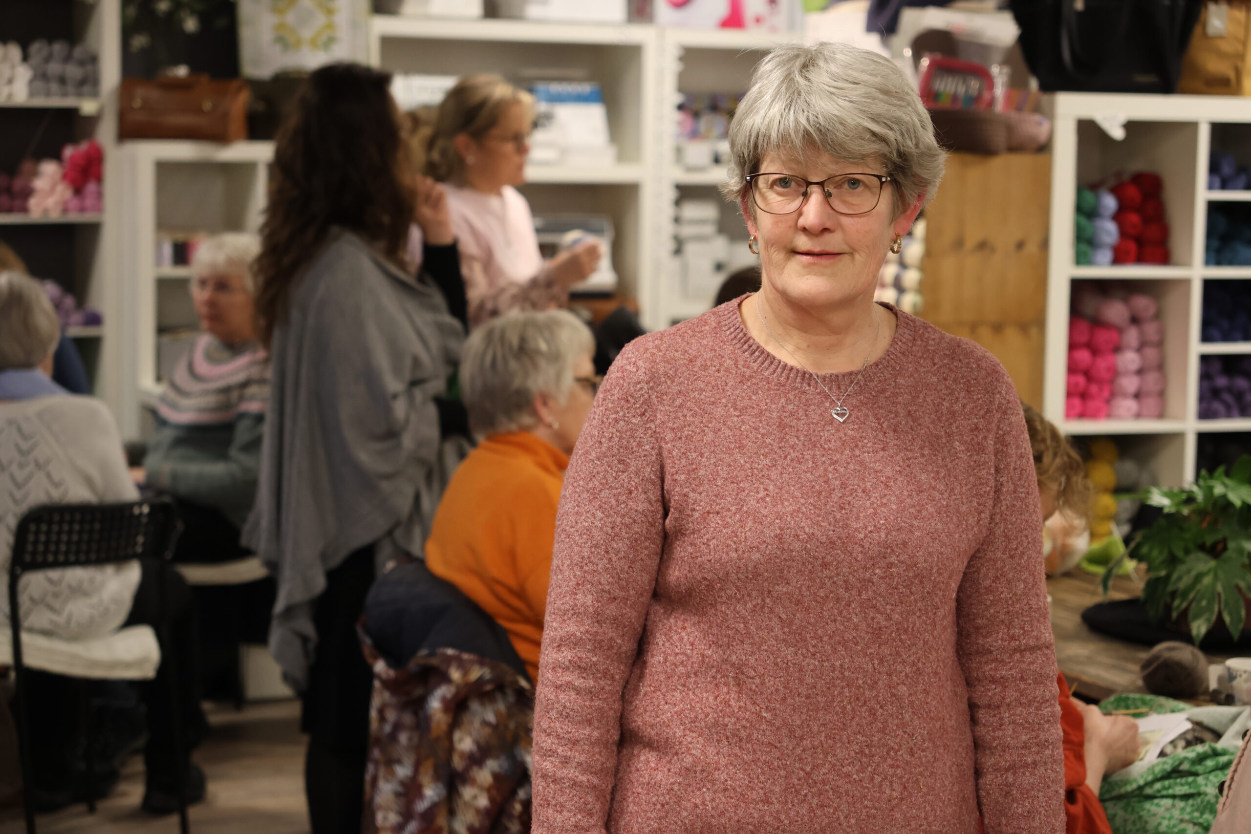 Siste torsdag i måneden holder Anne Hilde Brøderud langåpent og inviterer til strikkecafé i Garnstua på Kongsvinger.