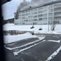 Det har vært brann i en leilighet i en boligblokk på Langeland. Brannvesenet forteller at brannen er slukket, men at det har vært en del røyk.