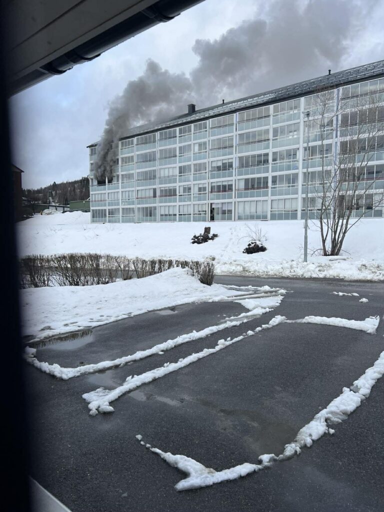 Det har vært brann i en leilighet i en boligblokk på Langeland. Brannvesenet forteller at brannen er slukket, men at det har vært en del røyk.