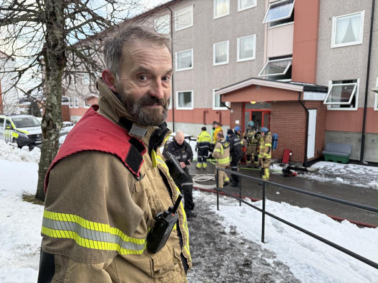 Bjørn Erland Harbosen, utrykningsleder i Glåmdal Brannvesen sier det er for tidlig å si noe om åraken til brannen.