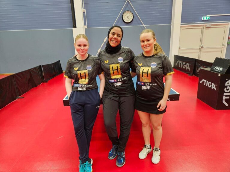 Emilie Reum-Haaland (f.v.), Mariam Hussein og Maja Pettersen Kvinge sikret Kobra klubbens første medalje i Stigaligaen noensinne.