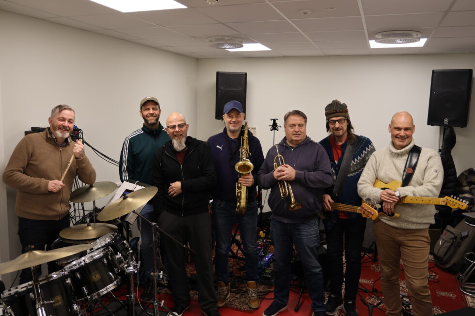 Even Finsrud (f.v.), Terje Meisingset, Kjetil Foseid, Ola Welo, Rune Haglund, Finn Guttormsen og Jan Fredriksen har dannet tribute-bandet Echoes of Van The Man. På fredag har bandet premiere på bluesklubben i Kongsvinger.
