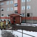En kvinne måtte reddes ned fra verandaen da det brøt ut kraftig brann i en blokkleilighet i Odins veg søndag. Ifølge brannvesenet skilte det bare sekunder mellom redning og en mulig tragedie.