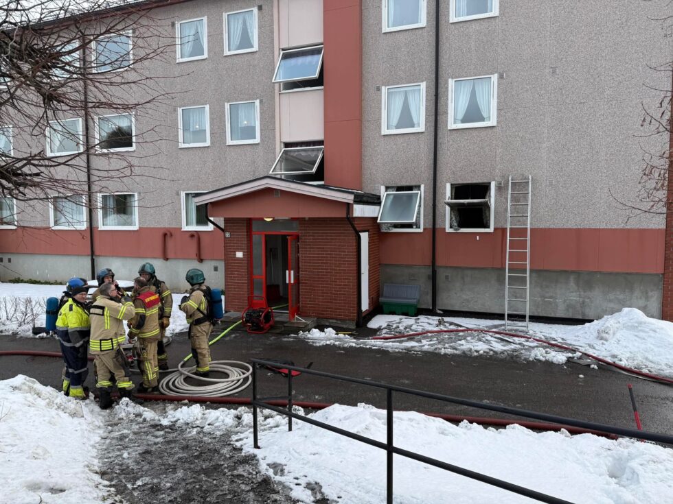 En kvinne måtte reddes ned fra verandaen da det brøt ut kraftig brann i en blokkleilighet i Odins veg søndag. Ifølge brannvesenet skilte det bare sekunder mellom redning og en mulig tragedie.