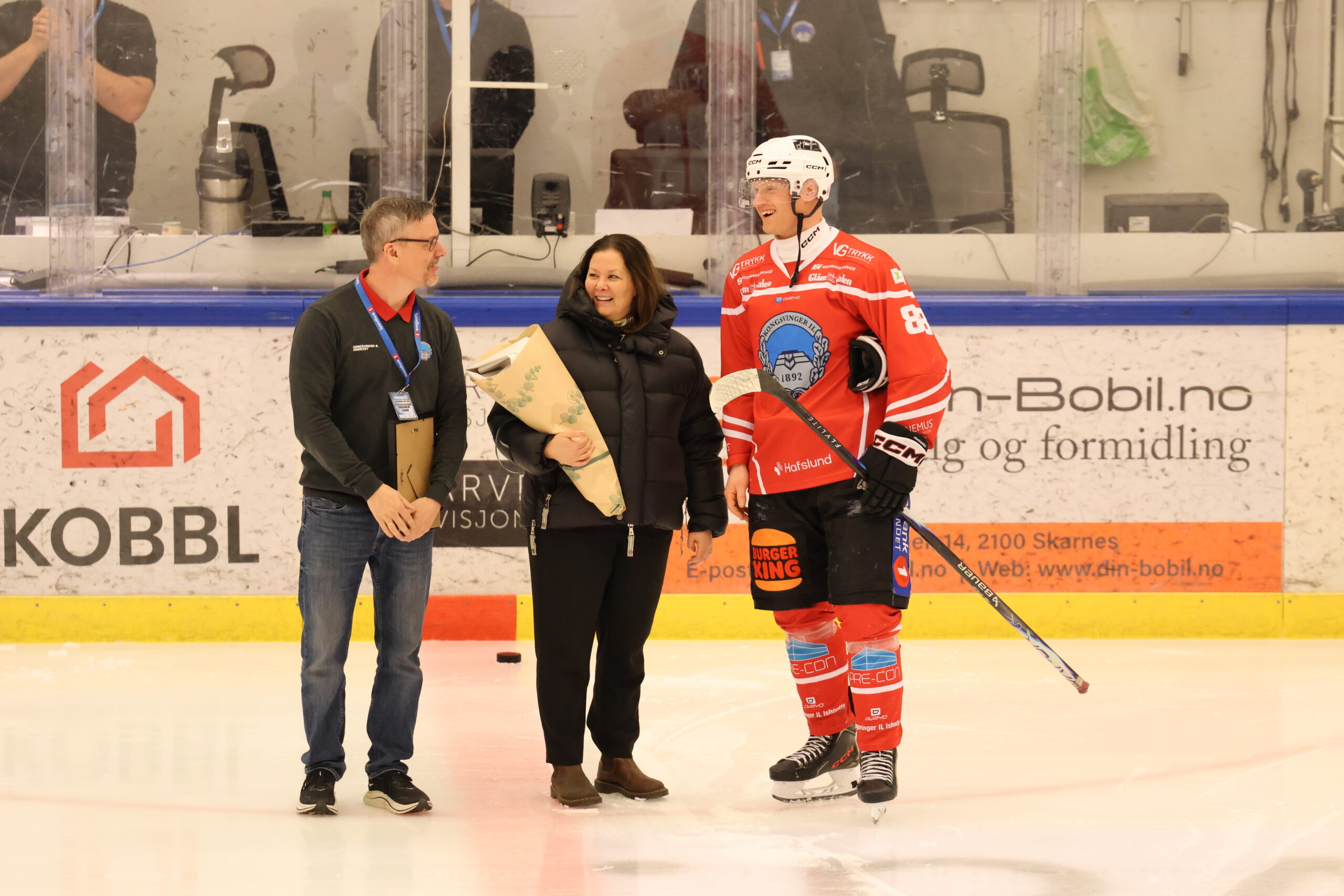 Før matchen overleverte Christer Eriksson og Lisa Noer, henholdsvis daglig leder og styreleder i Kongsvinger Ishockey blomster og gave til Kim andre Fremming som har bestemt seg for å legge opp etter denne sesongen.