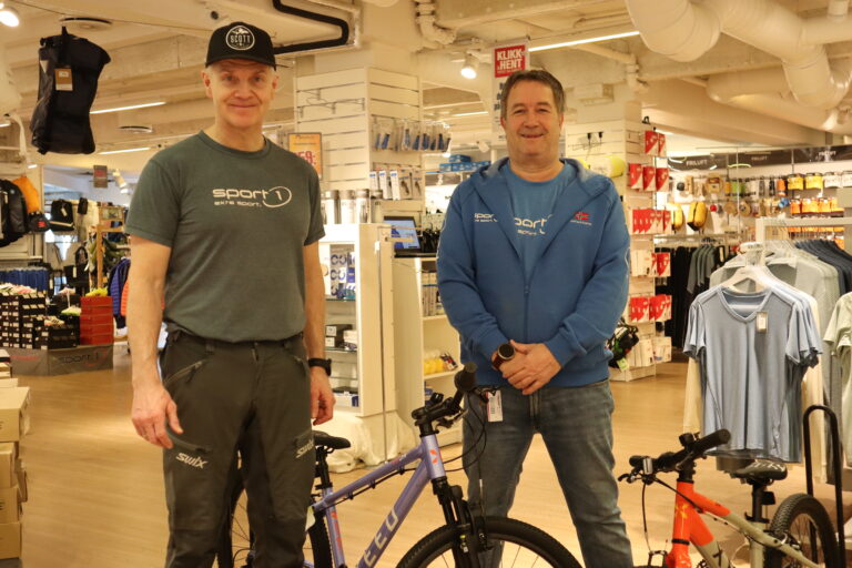 Joachim Håven og Gunnar Juvkam Løfsgaard står klare til å hjelpe deg med både løpesko og sykkel hos Sport 1 Kongsvinger.