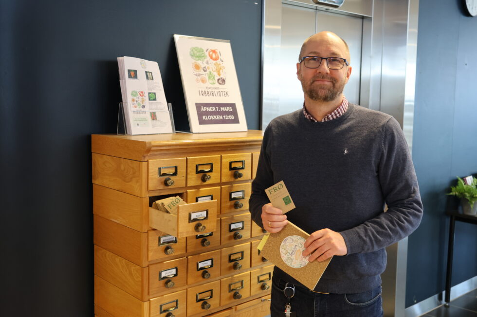 Biblioteksjef Per ness Grøtterud viser frem frøbiblioteket. Hyllene inneholder ulike frø man kan dyrke frem grønnsaker og blomster med.