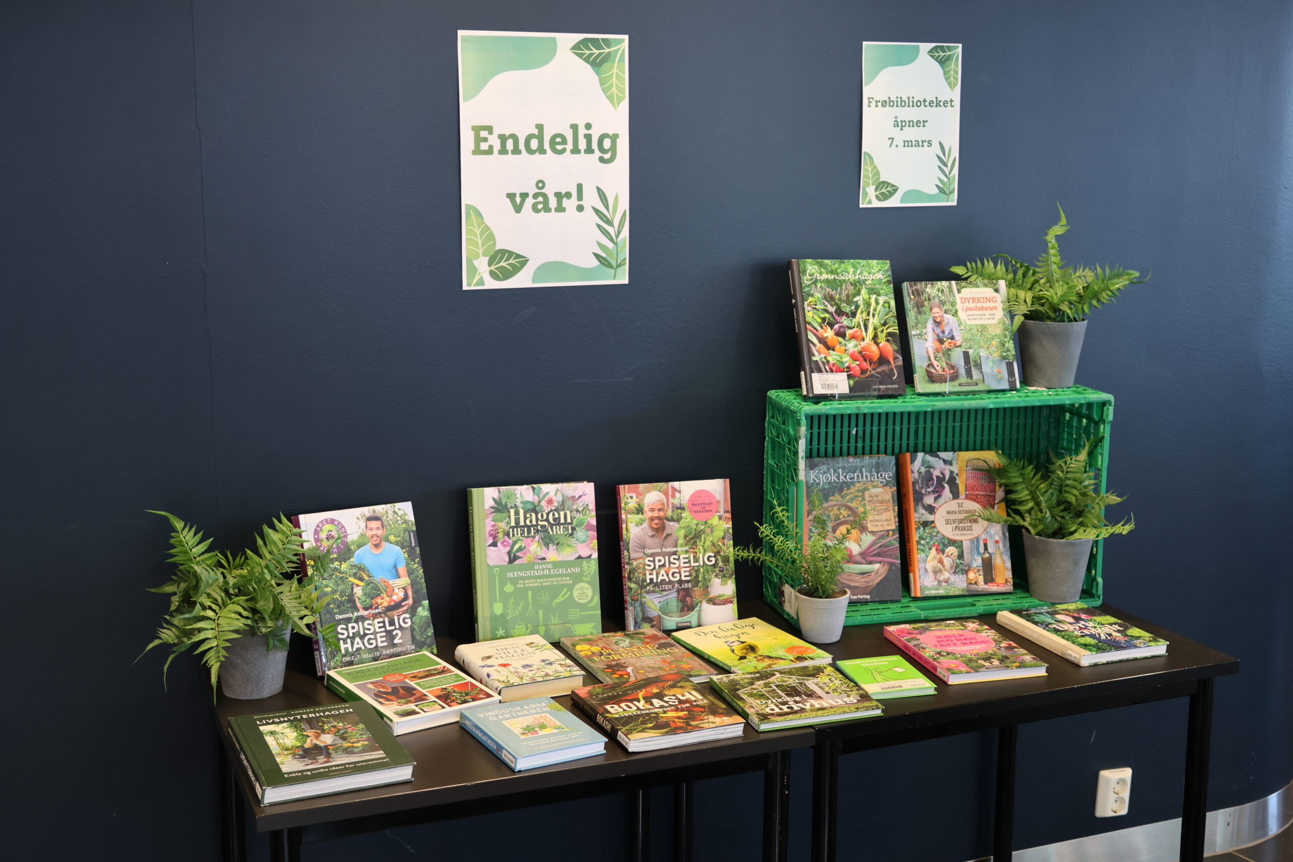 I forbindelse med at frøbiblioteket har åpnet for sesongen, har biblioteket også laget i stand en egen utstilling med bøker man kan hente inspirasjon og kunnskap om å dyrke egne planter og grønnsaker.
