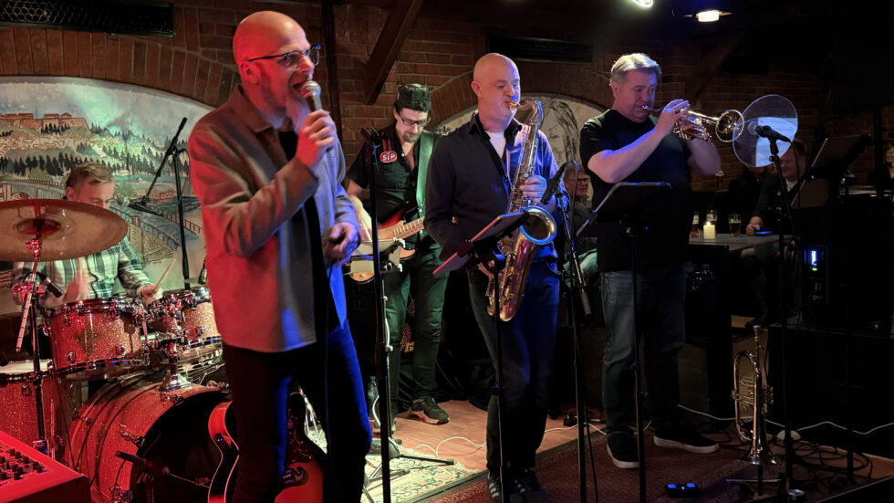 Det nye tribute-bandet Echoes of Van The Man skapte god stemning på bluesklubben fredag.