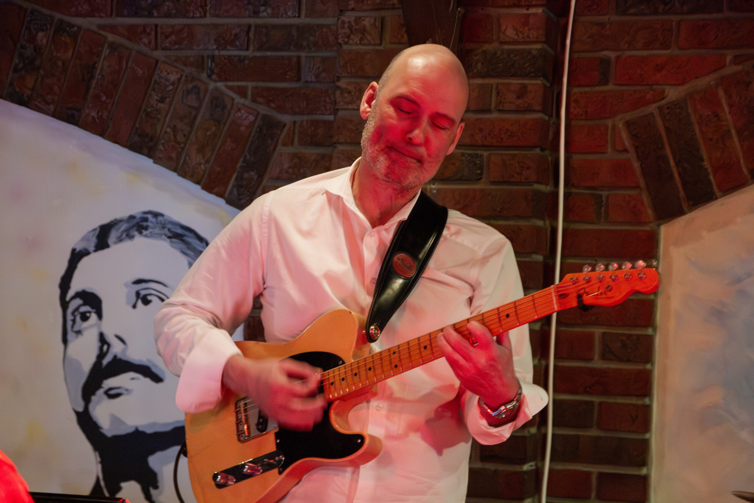 Jan Fredriksen på gitar.