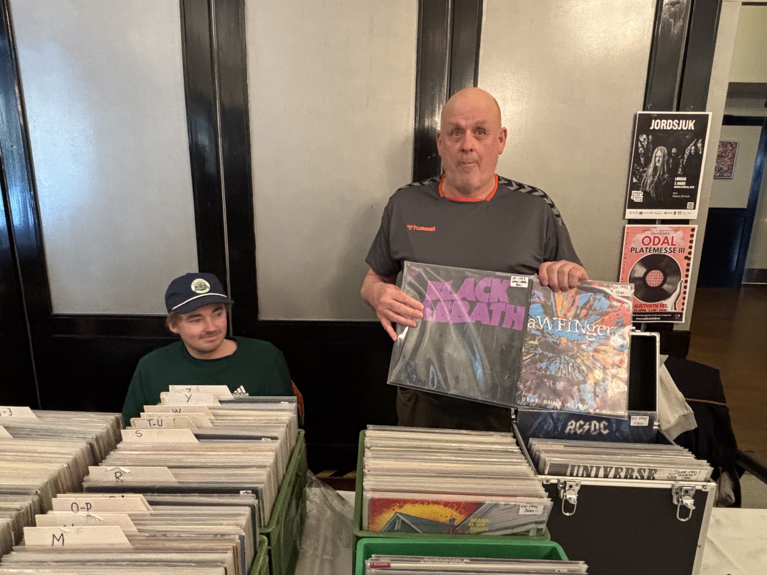 Eivind Husby fra Konsvinger er fast selger på platemessa. Sønnen Simer er medhjelper. Eivind anslår at han kjøper ca 50 vinylplater månedlig.