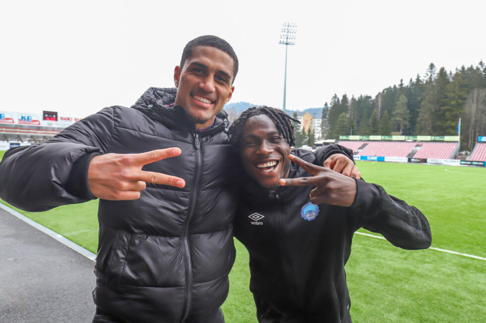 Gabriel Johnson (t.v.) og Daniel Job markerte seg for Gjemselund-publikummet. Nykommerne scoret hvert sitt mål da Kongsvinger slo Lyn 2–1 i lørdagens treningskamp.